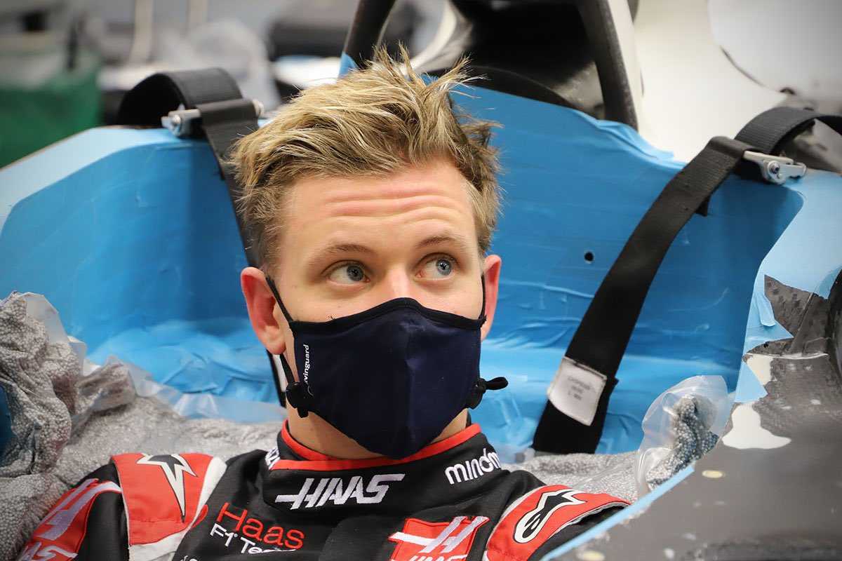 Mick Schumacher prova il sedile della Haas