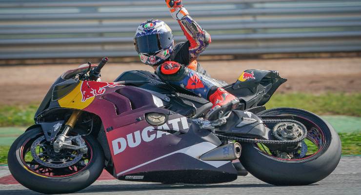 Jack Miller prova con la Ducati stradale a Barcellona