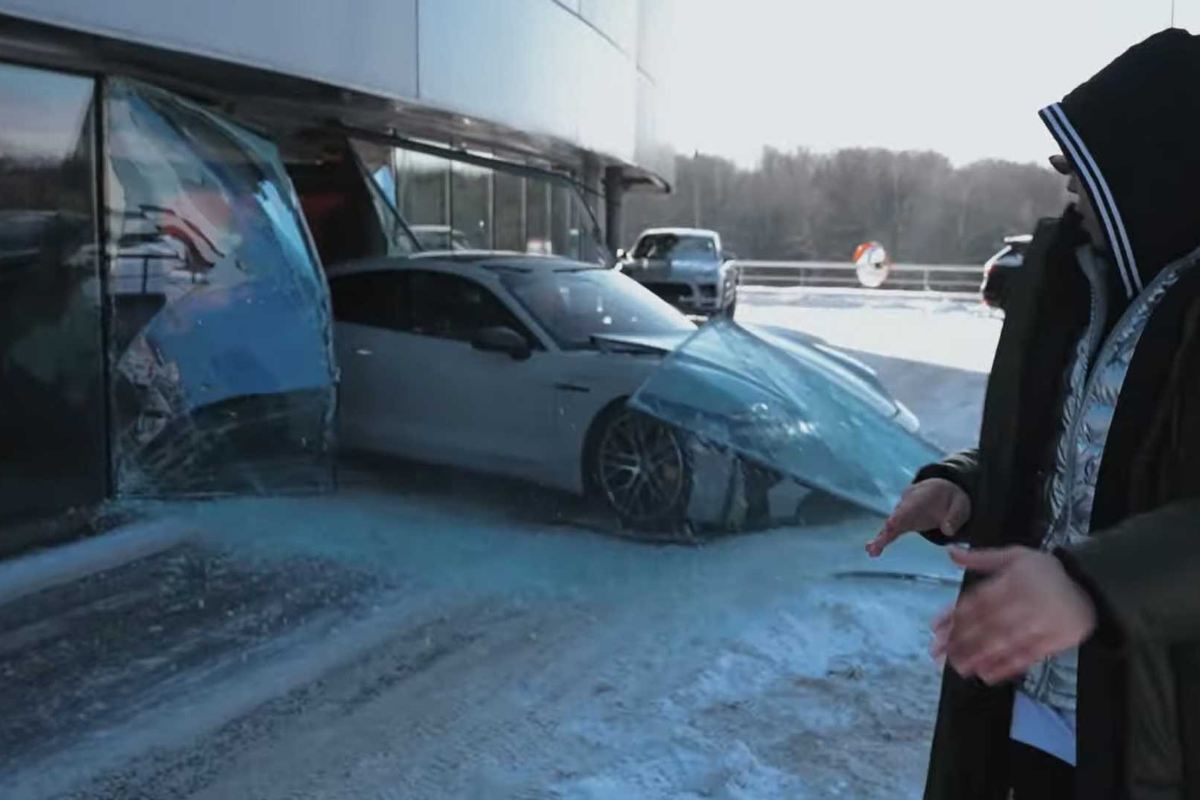 La Porsche Taycan Turbo S distrugge la vetrina del concessionario