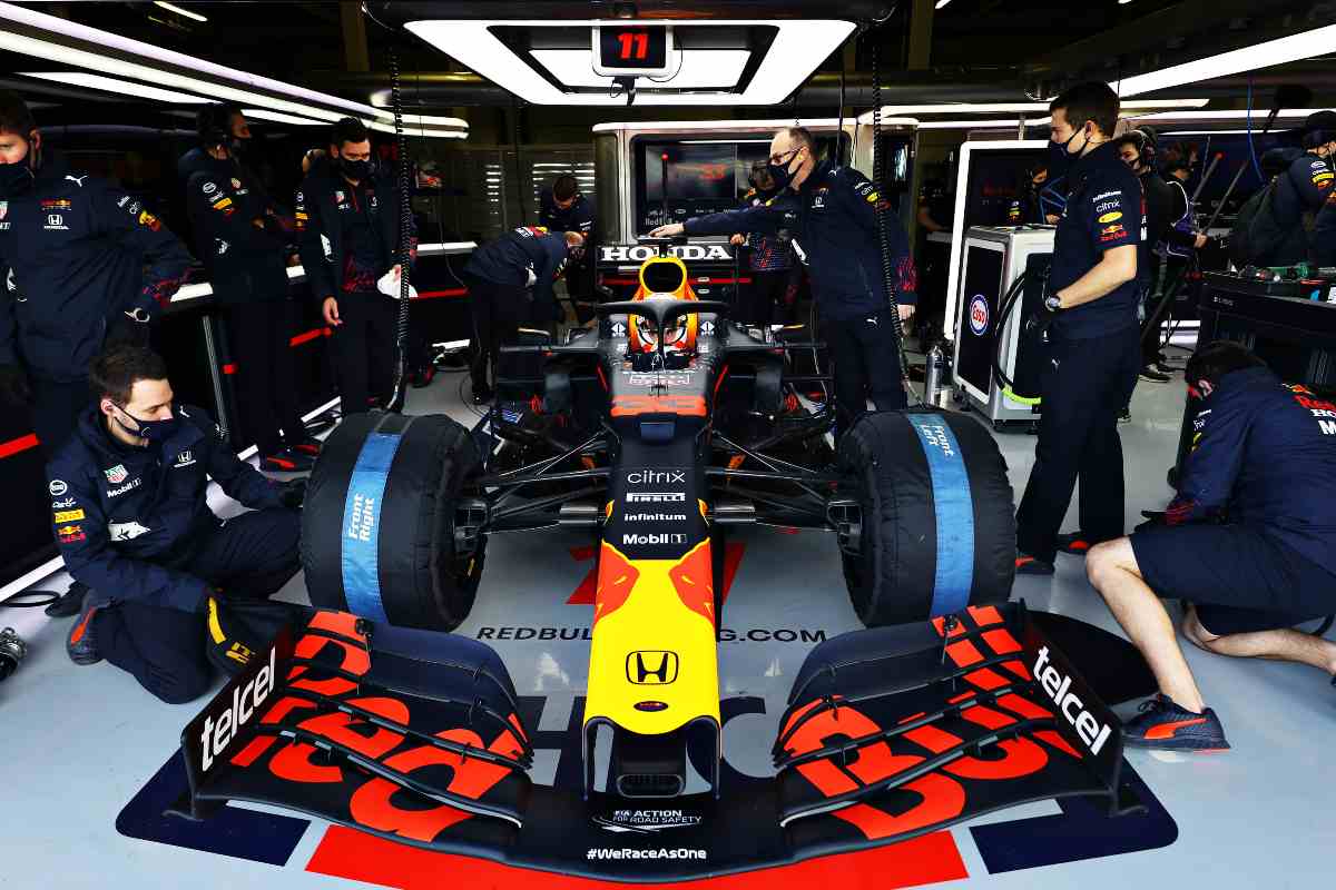 La RB16B ai box di Silverstone