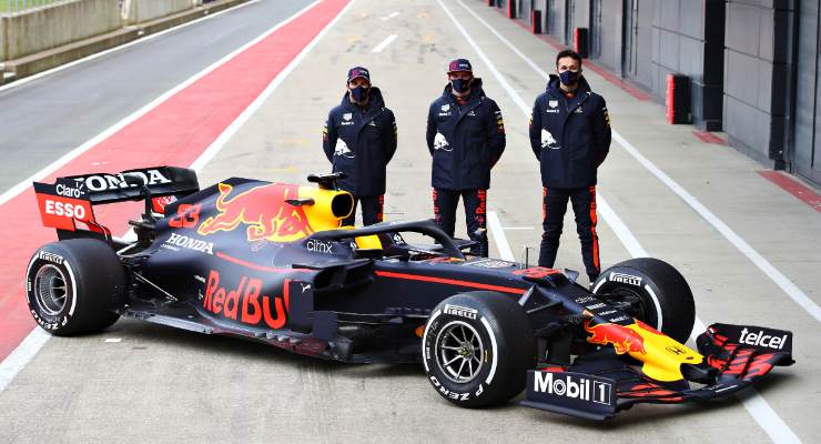 Foto di gruppo con la RB16B insieme ai piloti Alex Albon, Max Verstappen e Alex Albon