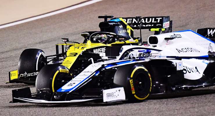 Nicholas Latifi davanti alla Renault di Daniel Ricciardo