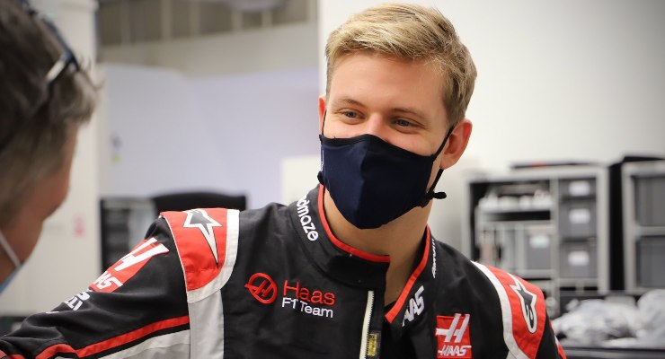 Mick Schumacher prova il sedile della Haas