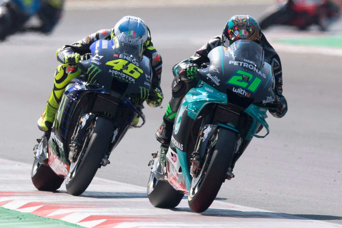 Valentino Rossi sulla Yamaha in lotta con la Petronas di Franco Morbidelli