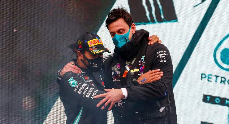 Il team principal Toto Wolff con Lewis Hamilton