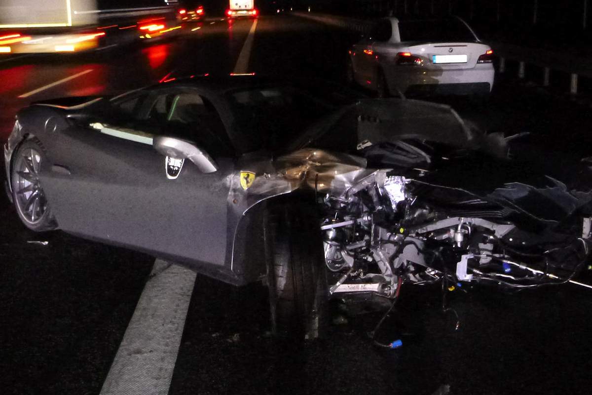 La Ferrari F8 Tributo schiantata nell'incidente in autostrada