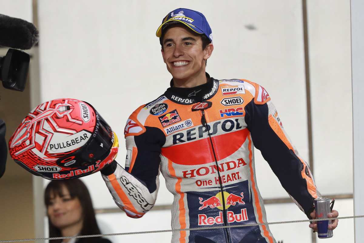 Marc Marquez festeggia sul podio (Twitter)