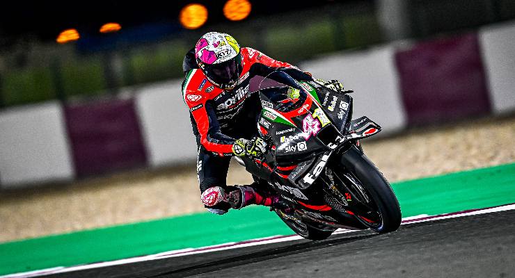 Aleix Espargarò sulla Aprilia nei test MotoGP di Losail, in Qatar