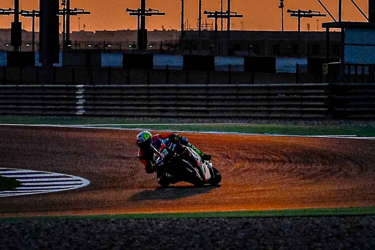 Aleix Espargarò sulla Aprilia nei test MotoGP di Losail, in Qatar