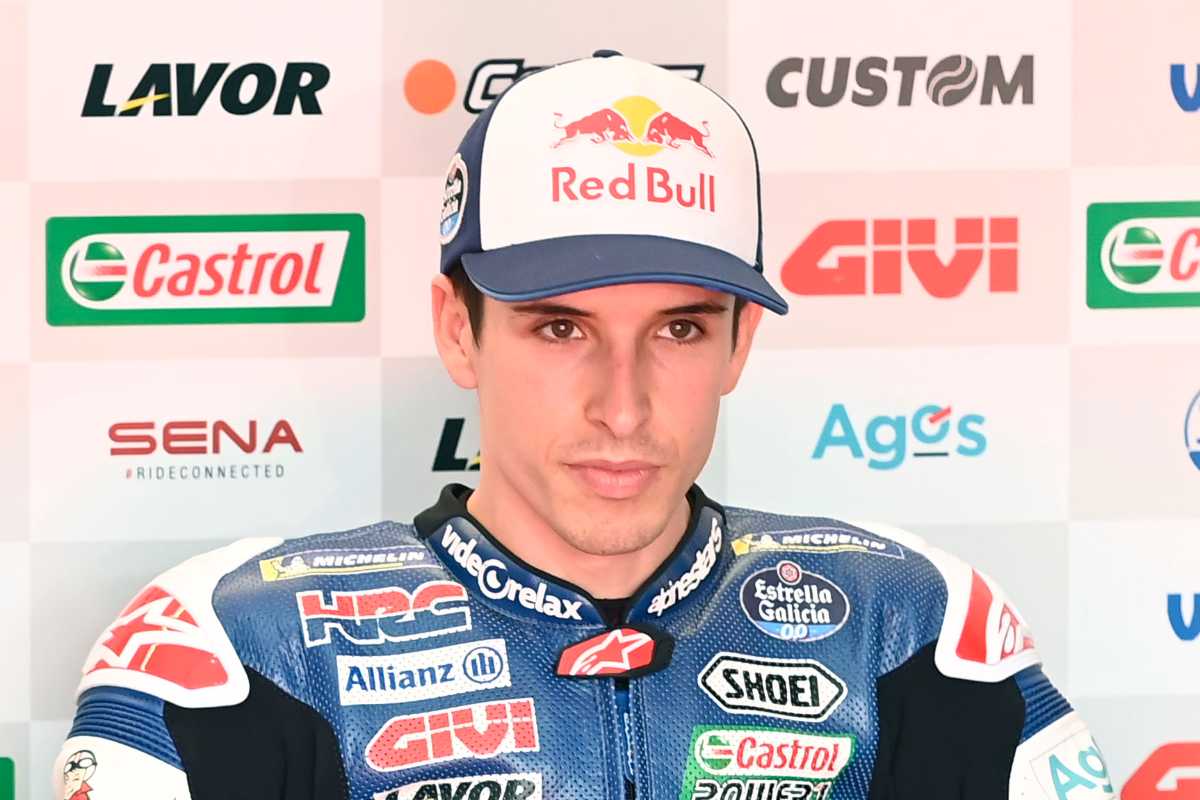 Alex Marquez ai box del team Lcr Honda nei test MotoGP di Losail, in Qatar