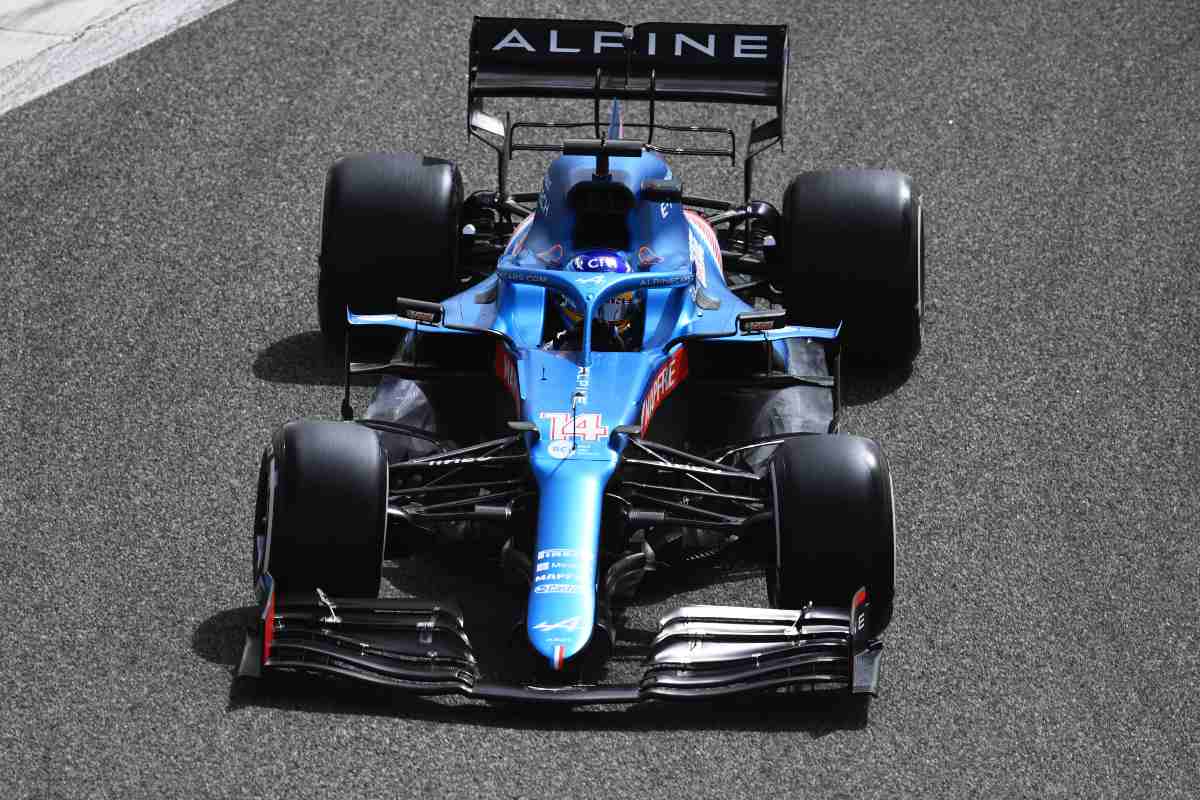 Fernando Alonso in pista sulla Alpine nei test F1 di Sakhir, in Bahrain