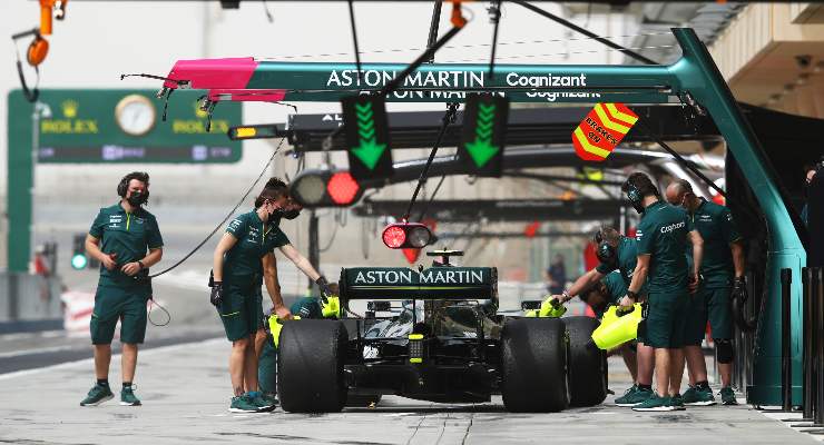 La Aston Martin di Sebastian Vettel ferma ai box nei test F1 di Sakhir, in Bahrain