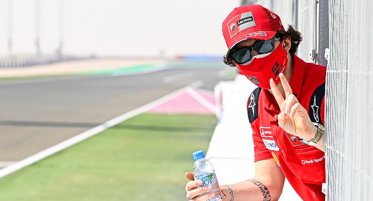 Pecco Bagnaia osserva gli shakedown MotoGP sul circuito di Losail, in Qatar