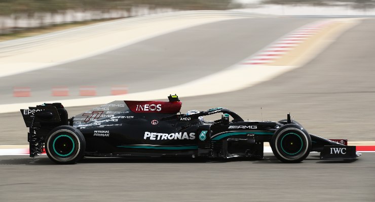 Valtteri Bottas in pista sulla Mercedes nei test F1 a Sakhir, in Bahrain