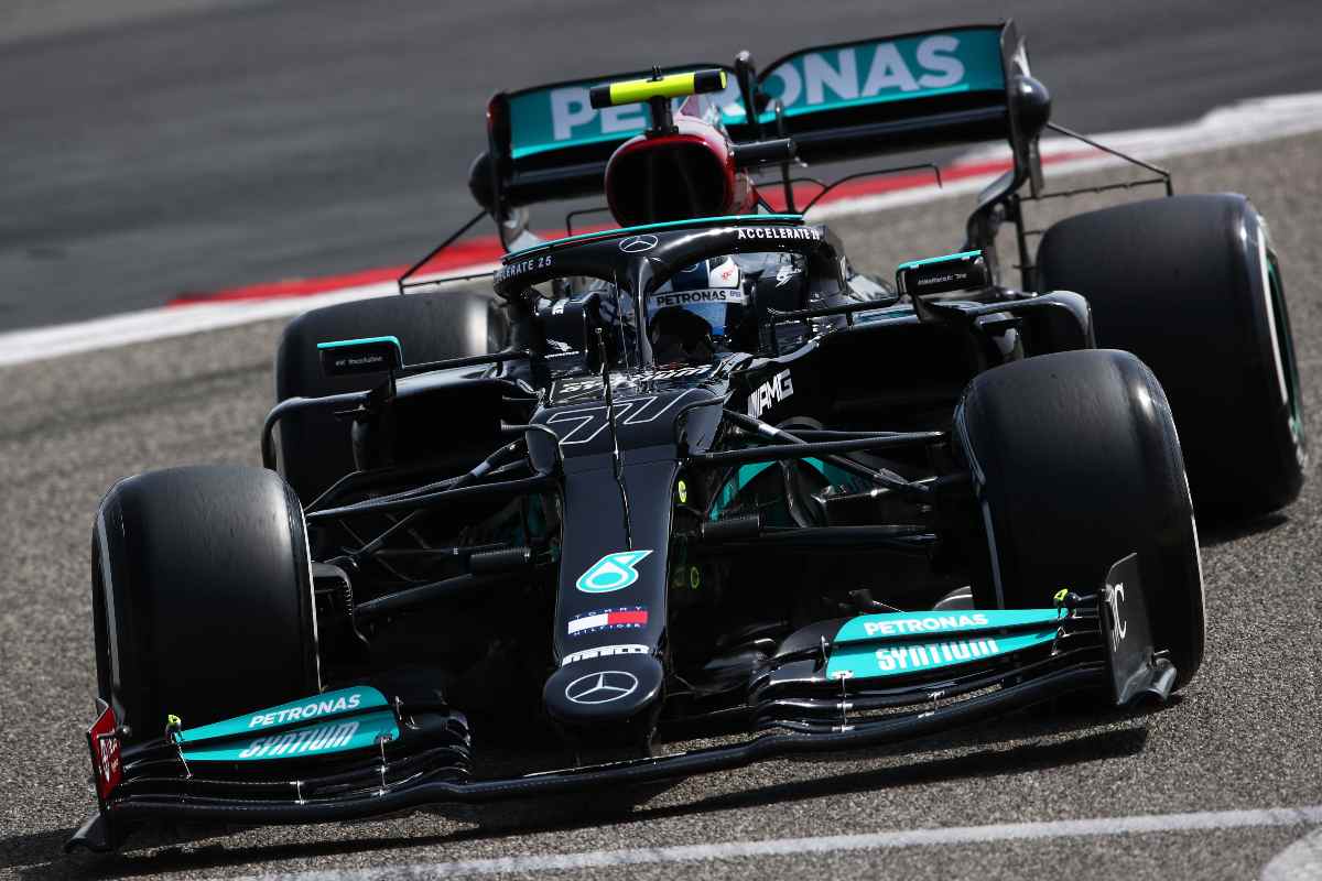 La Mercedes W12 di Valtteri Bottas in pista nei test F1 di Sakhir, in Bahrain