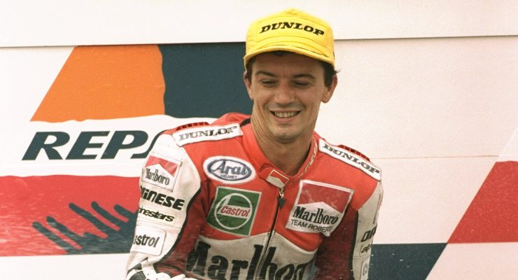 Luca Cadalora sul gradino più alto del podio del Gran Premio della Repubblica Ceca 1995 a Brno in classe 500