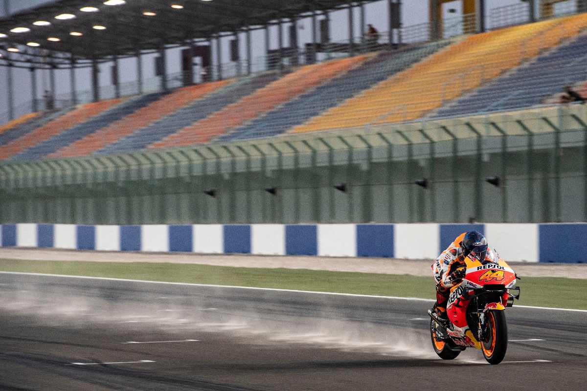 Pol Espargarò sulla Honda solleva la sabbia nei test MotoGP di Losail, in Qatar