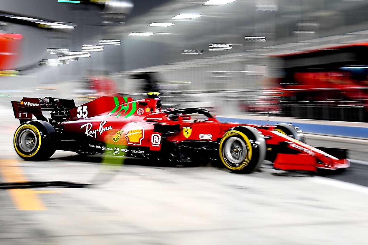 Carlos Sainz esce dai box nei test F1 di Sakhir, in Bahrain