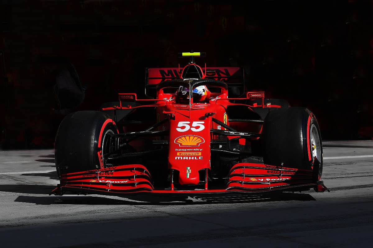 La SF21 esce dai box con Carlos Sainz al volante nei test F1 di Sakhir, in Bahrain