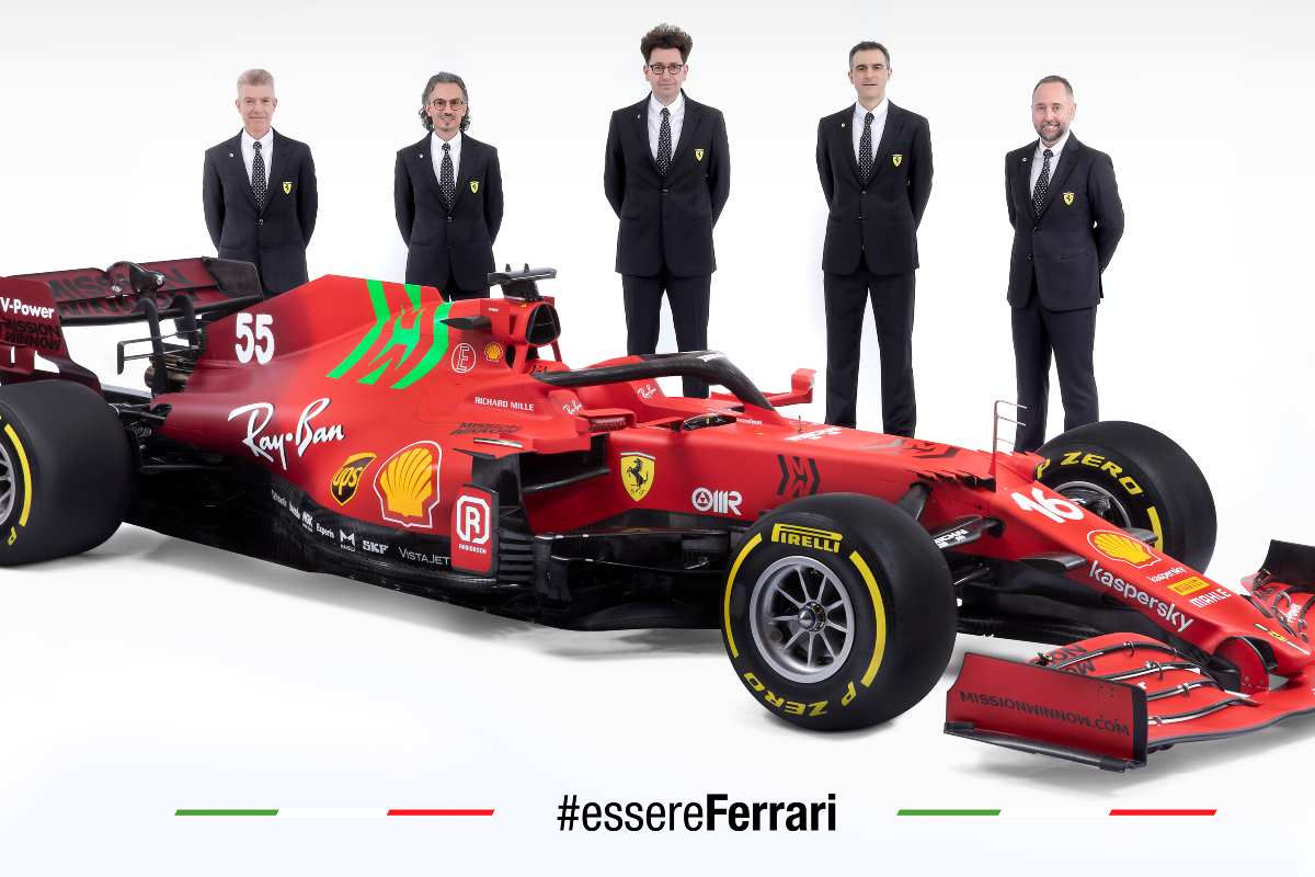 La Ferrari SF21 con i vertici tecnici e sportivi del team