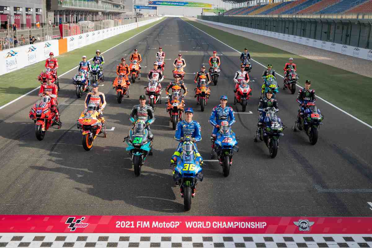 La foto di gruppo dei piloti della MotoGP 2021 a Losail, in Qatar