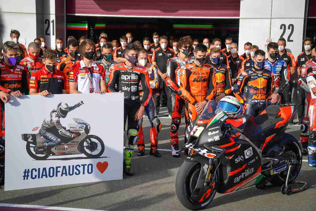 Il minuto di silenzio del paddock del Motomondiale in tributo di Fausto Gresini