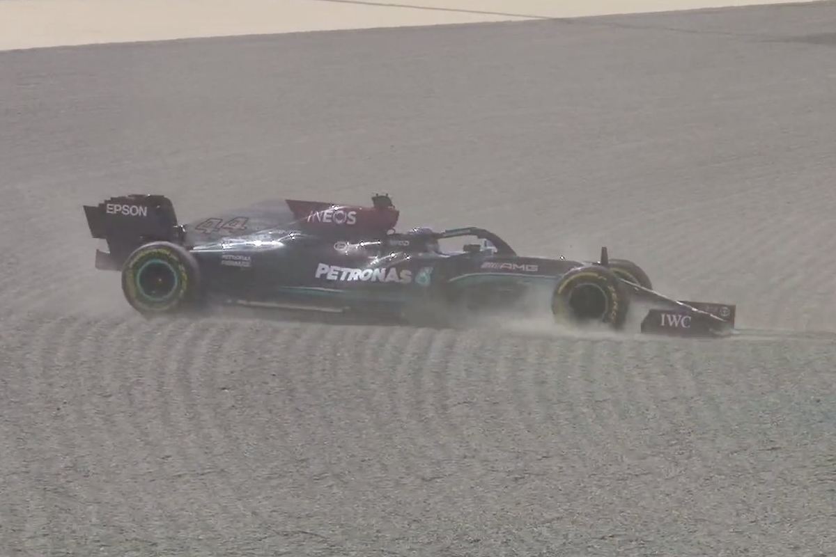 La Mercedes di Lewis Hamilton esce di pista nei test F1 di Sakhir, in Bahrain