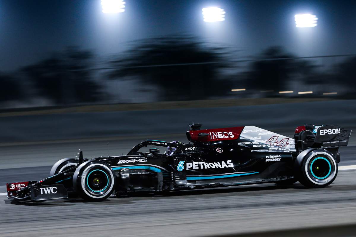 Lewis Hamilton in pista nei test F1 di Sakhir, in Bahrain