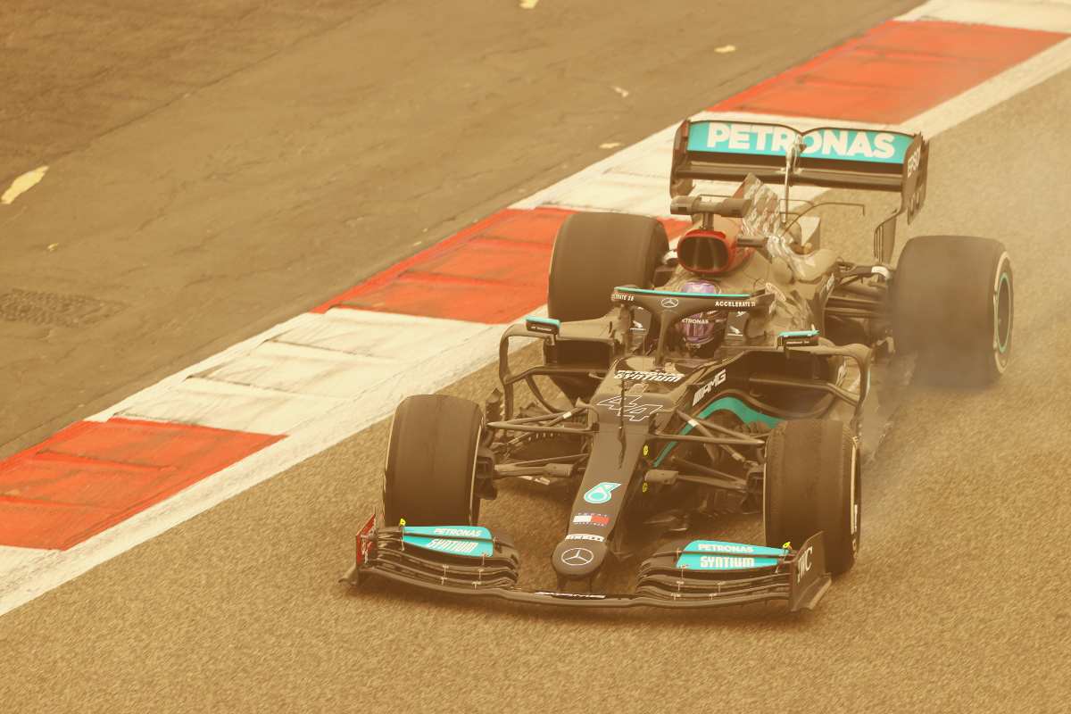 Lewis Hamilton in pista nei test F1 di Sakhir, in Bahrain