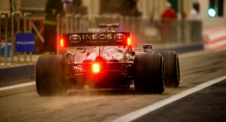 La Mercedes di Lewis Hamilton in pista nei test F1 di Sakhir, in Bahrain