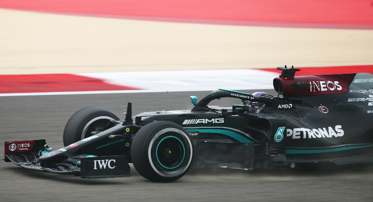 La Mercedes di Lewis Hamilton in pista nei test F1 a Sakhir, in Bahrain