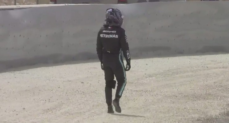 Lewis Hamilton a piedi dopo il fuoripista nei test F1 di Sakhir, in Bahrain