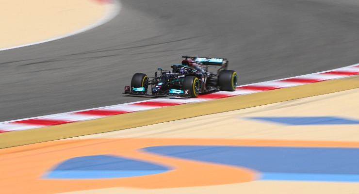 Lewis Hamilton in pista nei test F1 di Sakhir in Bahrain
