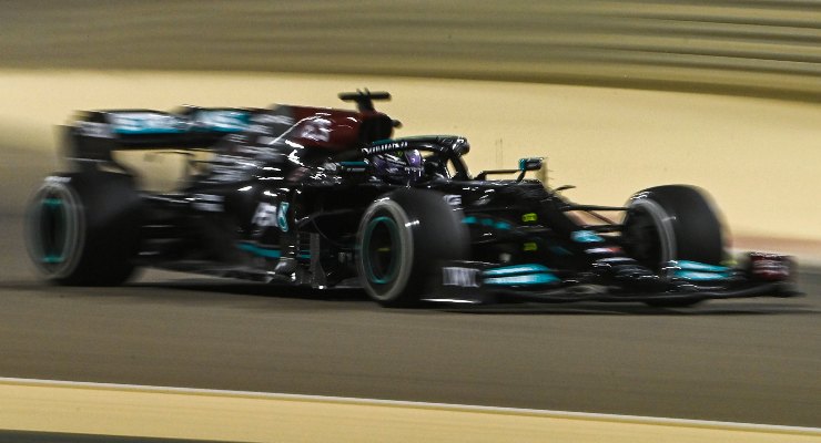 Lewis Hamilton in pista nei test F1 di Sakhir, in Bahrain