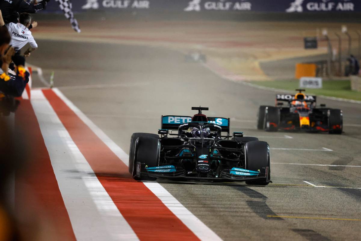 Lewis Hamilton batte la Red Bull di Max Verstappen sul traguardo del Gran Premio del Bahrain di F1 2021 a Sakhir