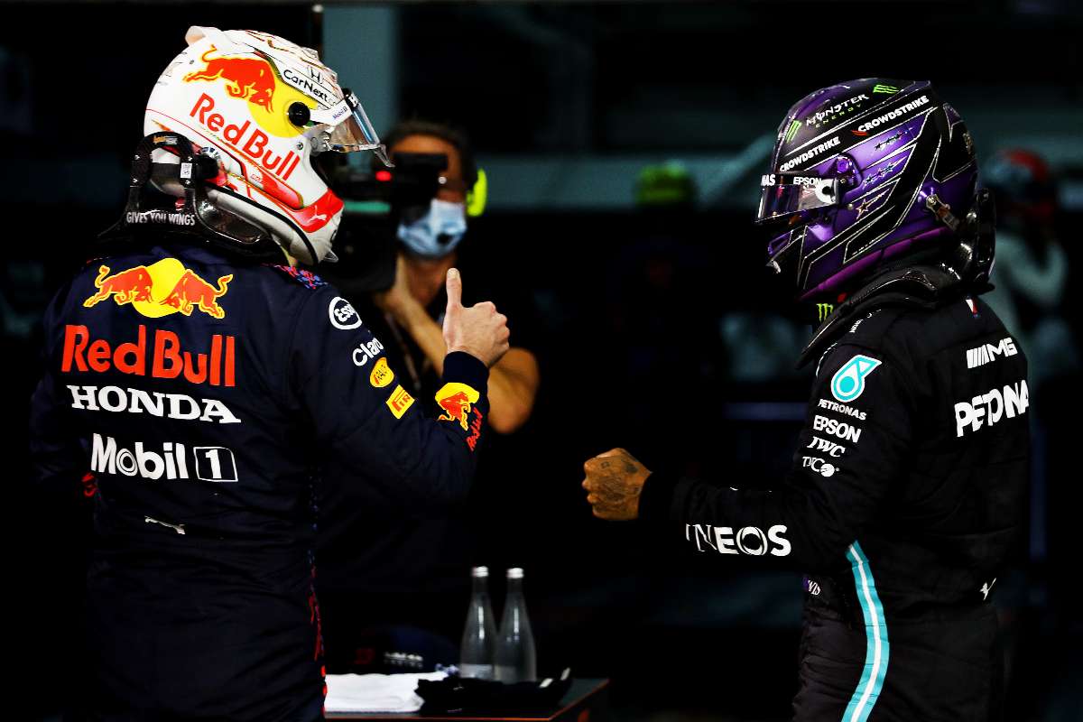 Lewis Hamilton stringe la mano al poleman Max Verstappen dopo le qualifiche del Gran Premio del Bahrain di Formula 1 a Sakhir