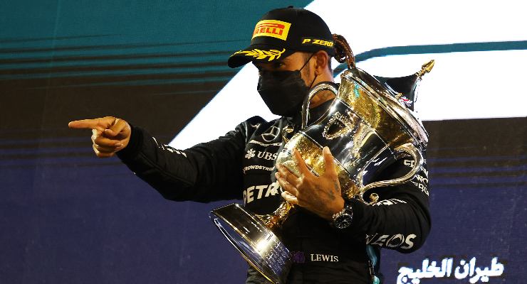 Lewis Hamilton sul gradino più alto del podio del Gran Premio del Bahrain di F1 2021 a Sakhir