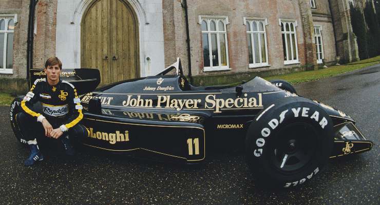 Johnny Dumfries con la sua Lotus di Formula 1 con cui corse nel 1986