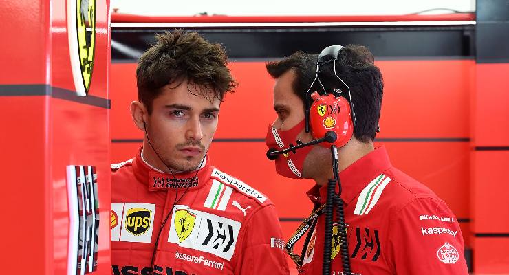 Charles Leclerc ai box nei test F1 di Sakhir, in Bahrain