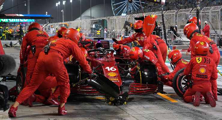 Il pit stop di Charles Leclerc nel Gran Premio del Bahrain di F1 2021 a Sakhir