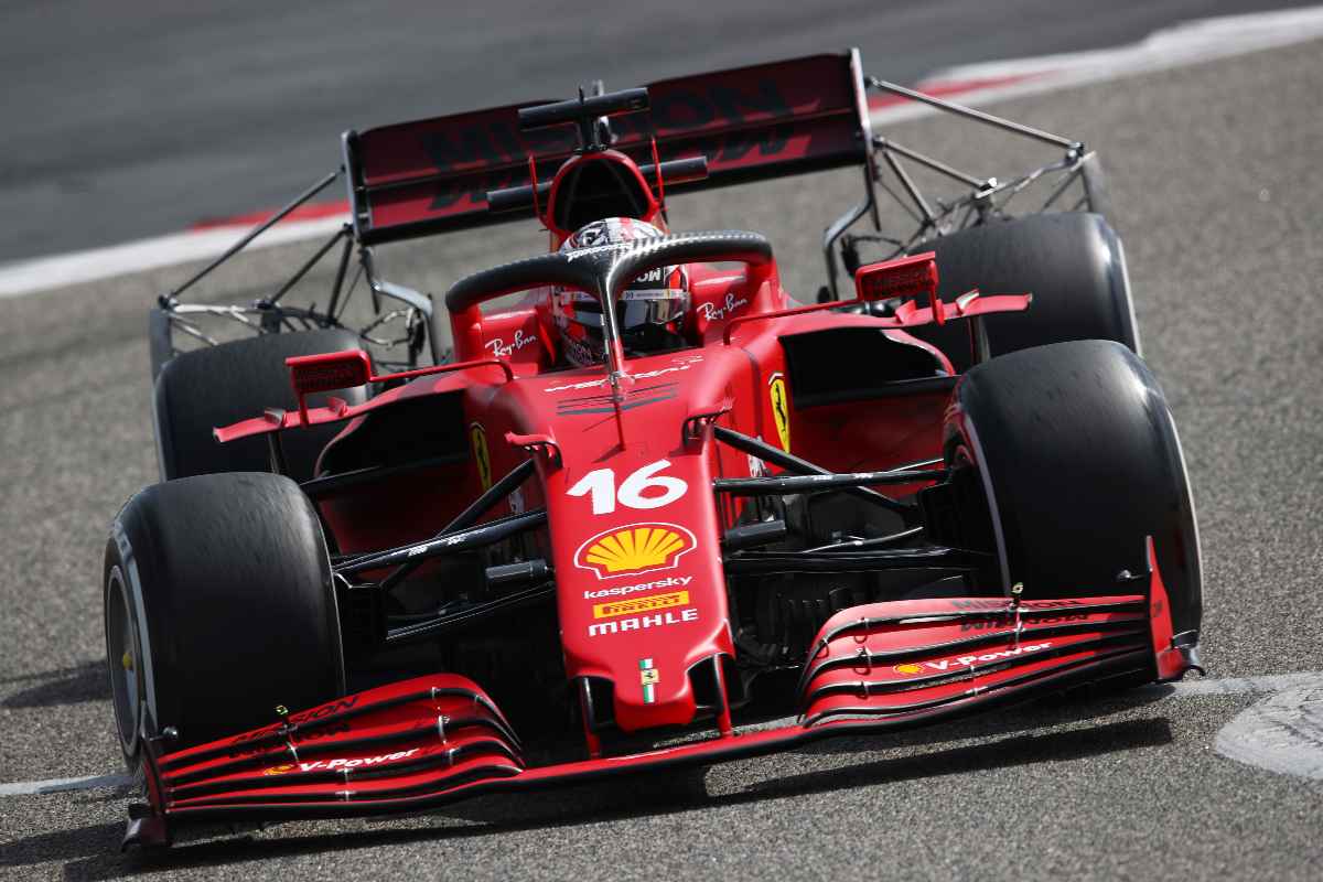 La Ferrari di Charles Leclerc in pista nei test F1 a Sakhir, in Bahrain