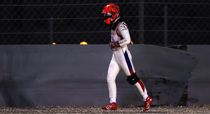 Nikita Mazepin torna a piedi dopo l'incidente nel Gran Premio del Bahrain di F1 2021 a Sakhir