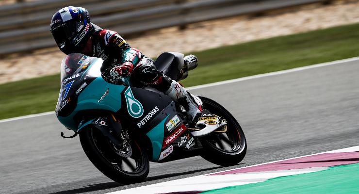 John McPhee, del team Petronas, in pista nei test Moto3 di Losail, in Qatar