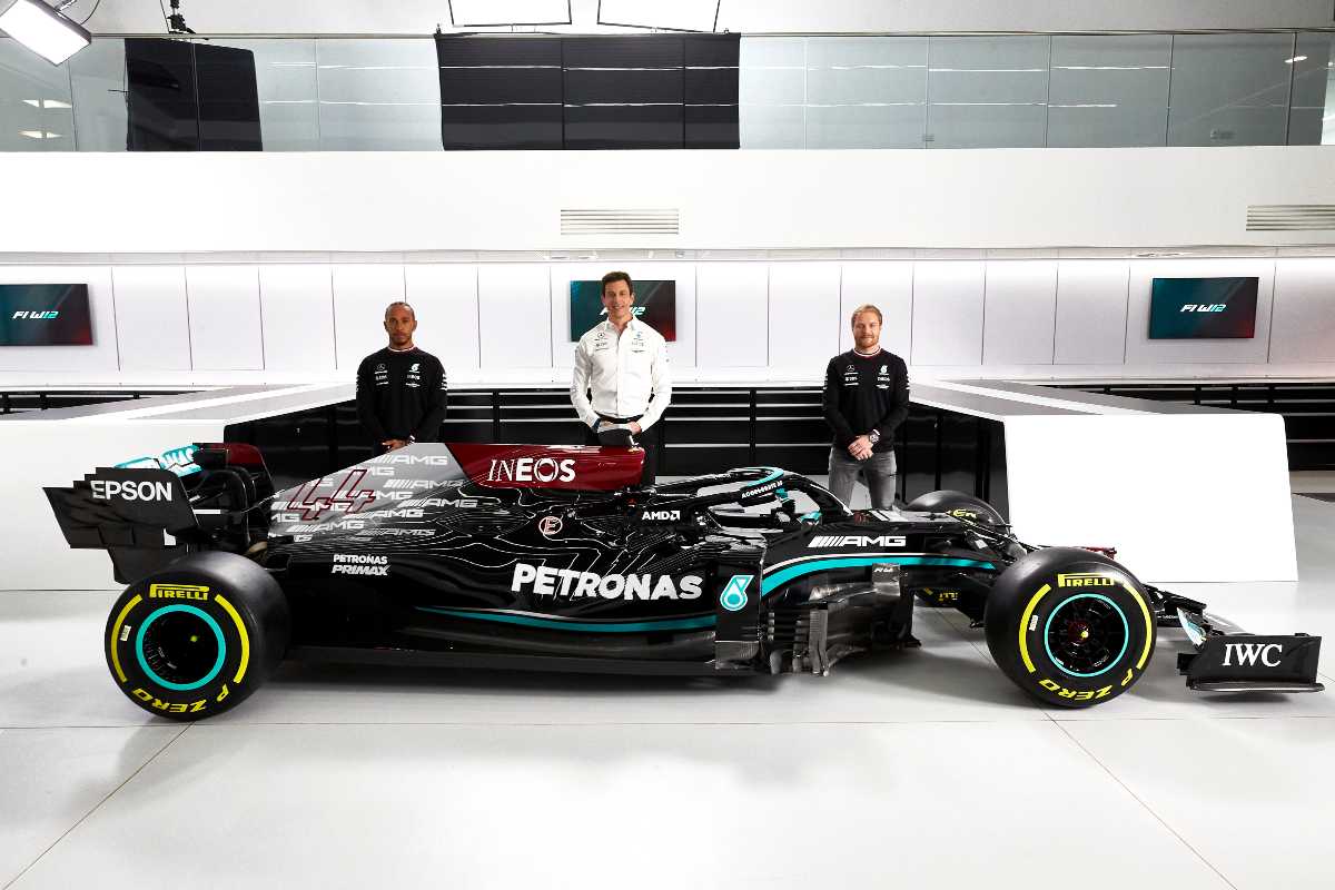 Il team principal Toto Wolff in mezzo ai due piloti Lewis Hamilton e Valtteri Bottas con la nuova Mercedes W12