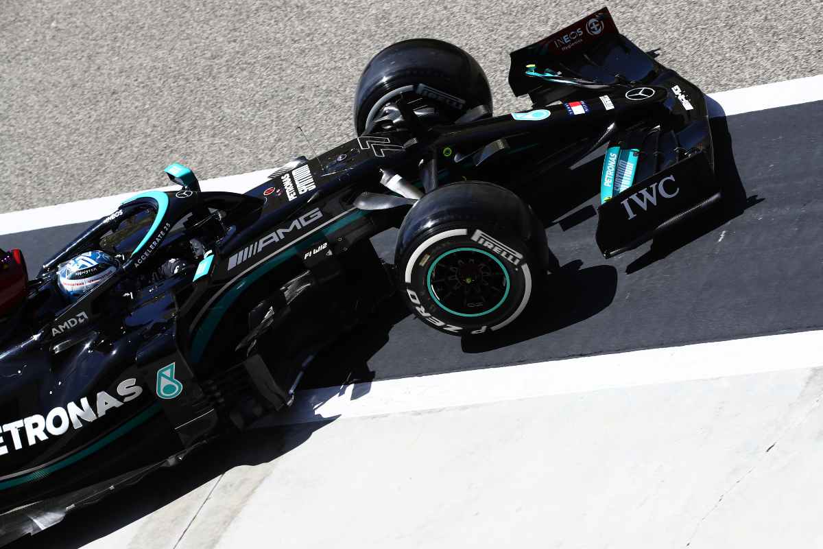 La Mercedes di Valtteri Bottas nei box ai test F1 di Sakhir, in Bahrain