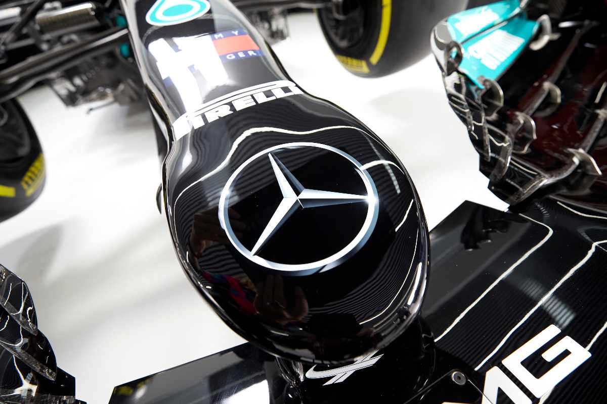 Il marchio sul musetto della Mercedes W12