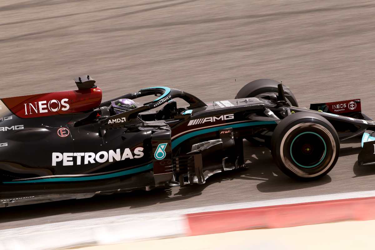 Lewis Hamilton in pista nei test F1 di Sakhir in Bahrain