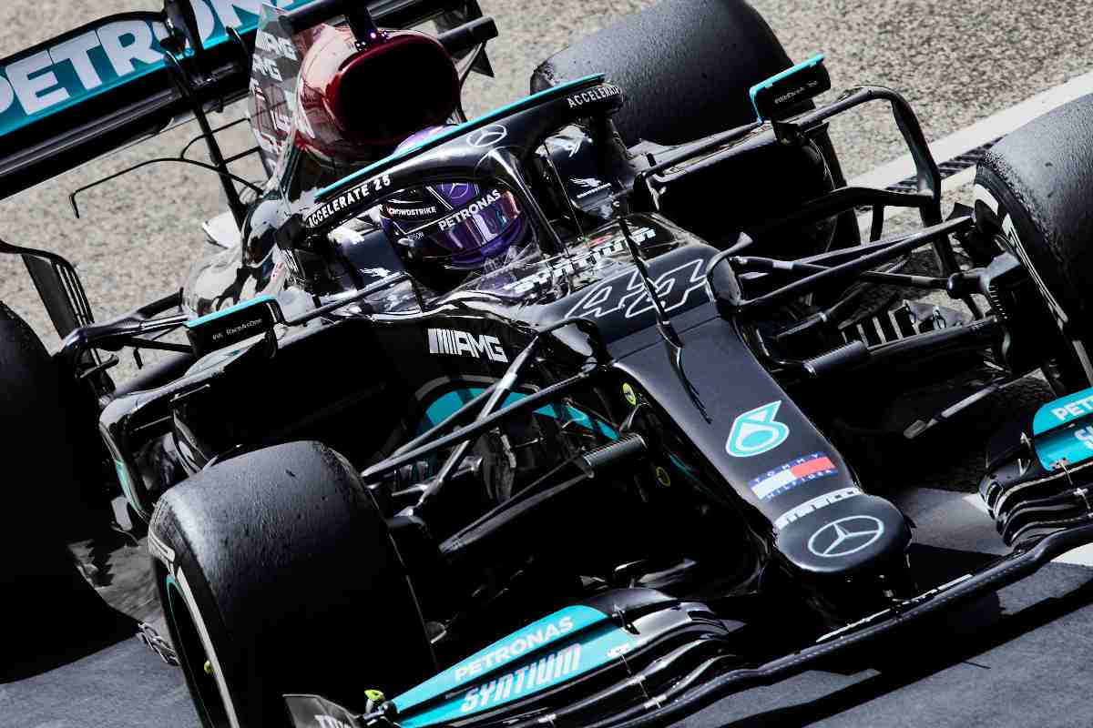 Lewis Hamilton in pista nei test F1 di Sakhir, in Bahrain