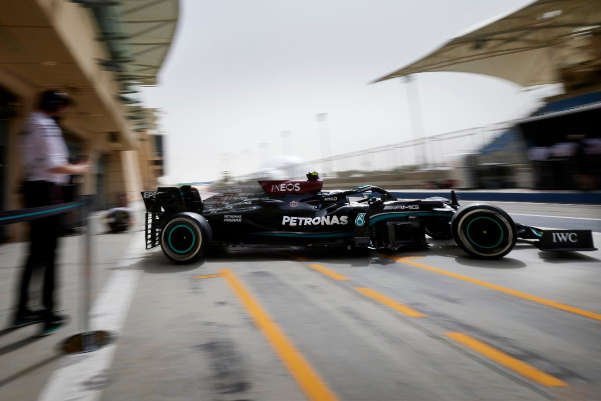 Valtteri Bottas esce dai box nei test F1 di Sakhir in Bahrain