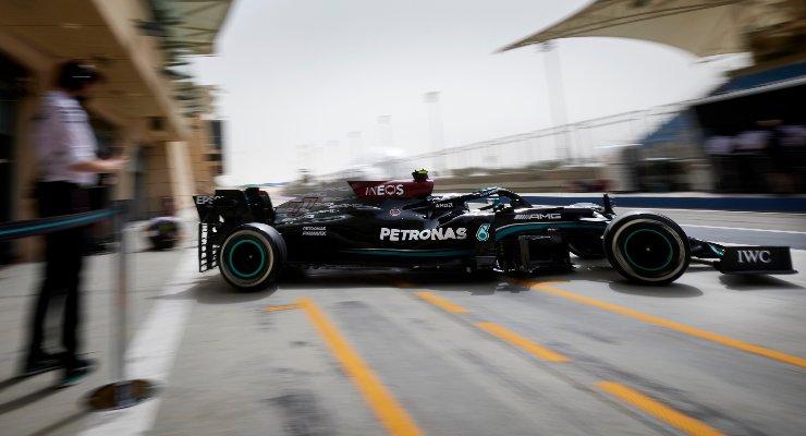 La Mercedes esce dai box nei test F1 di Sakhir, in Bahrain